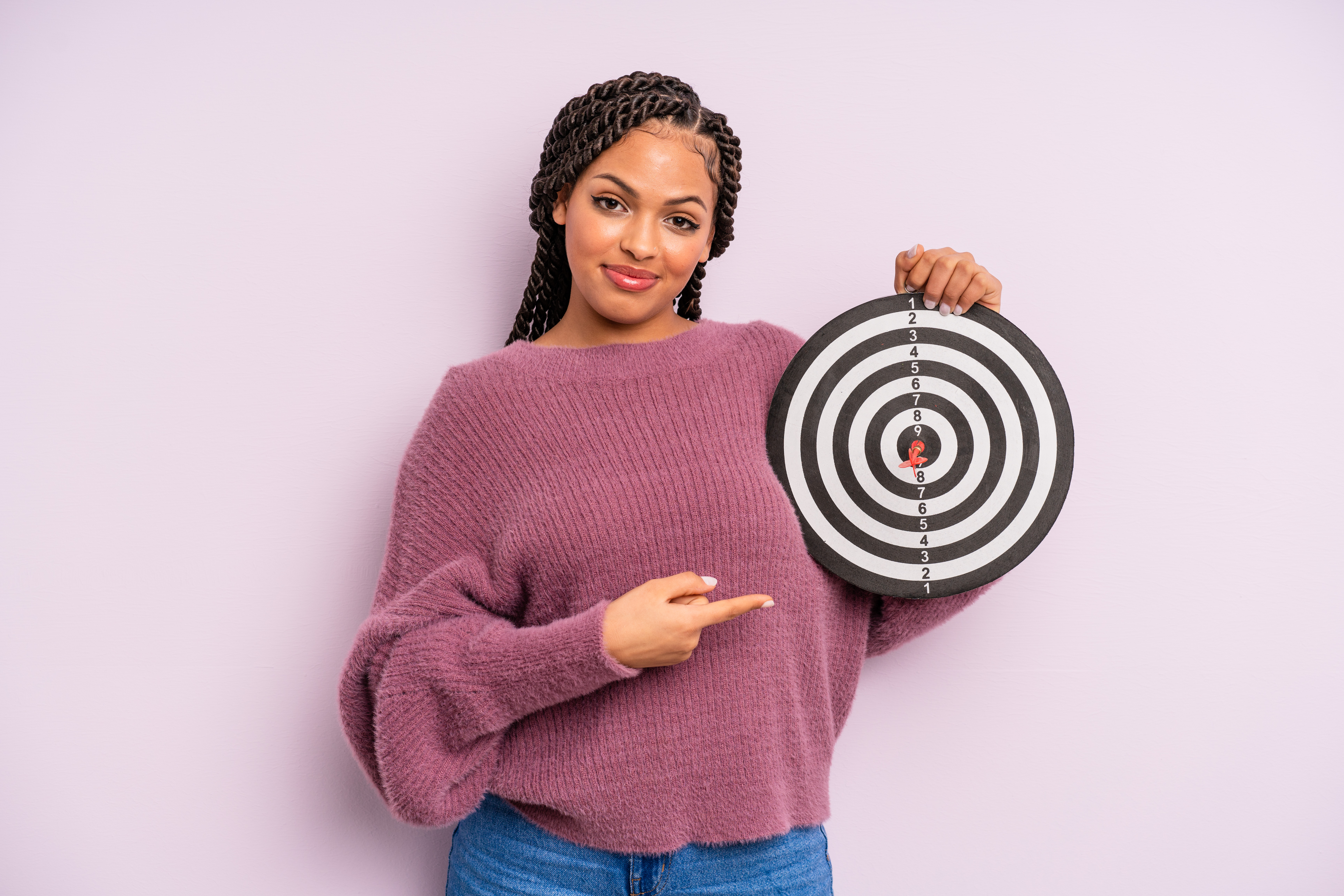 femme-afro-noire-souriant-joyeusement-se-sentant-heureuse-et-pointant-vers-le-cote-concept-de-flechett.jpg